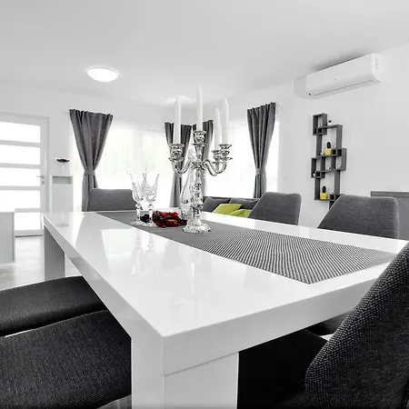 Ferienhaus Holiday Mira